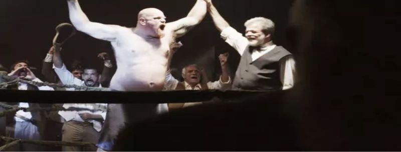 Camilo acaba encontrando um galpão de Luta Livre e percebe que todos os lutadores, mesmo os que perdem, recebem uma quantia em dinheiro 